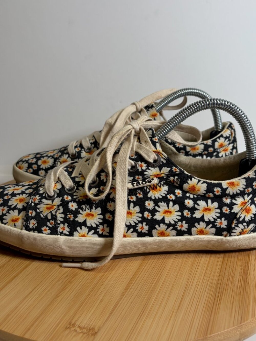Taos Women 9 White Daisy Floral Star Sneaker Low Profile Lace Up Casual Boho - Picture 2 of 9